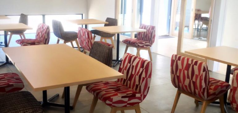 家具や照明もいい感じです